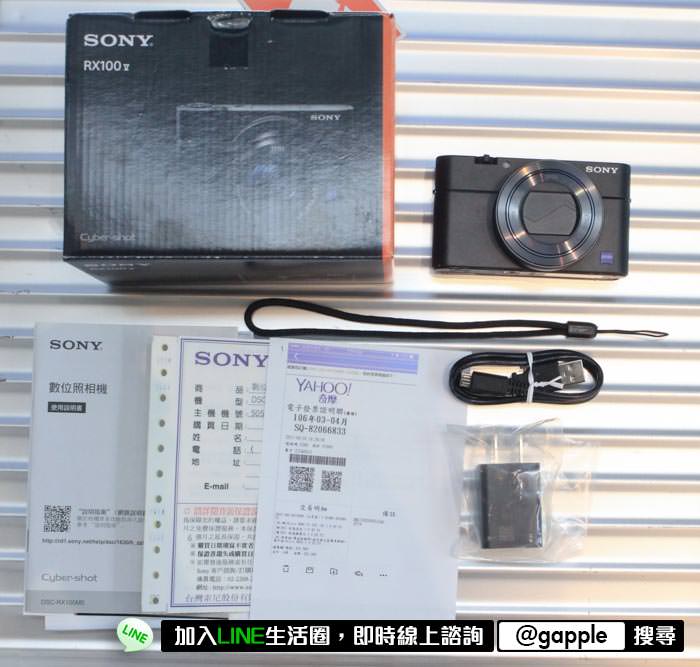 sony rx100 M5裡面的盒裝配件 ps:以後買賣二手相機配件也是中古相機價錢的因素之一
