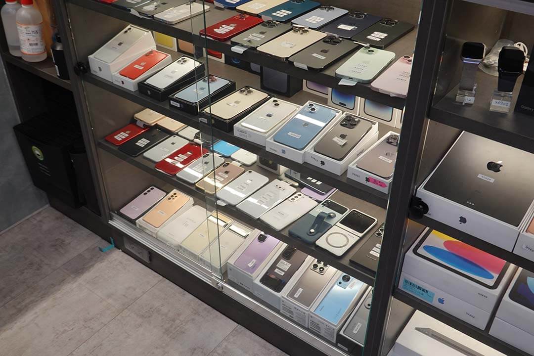 iPhone 回收推薦 2025|價格透明、資料安全、三地實體門市快速成交 - 第2張圖 iPhone 全系列機型展示,回收估價實體門市現場拍攝