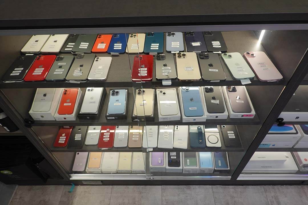 iPhone 回收推薦 2025|價格透明、資料安全、三地實體門市快速成交 - 第3張圖 各色 iPhone 收購展示牆,支援無盒裝回收
