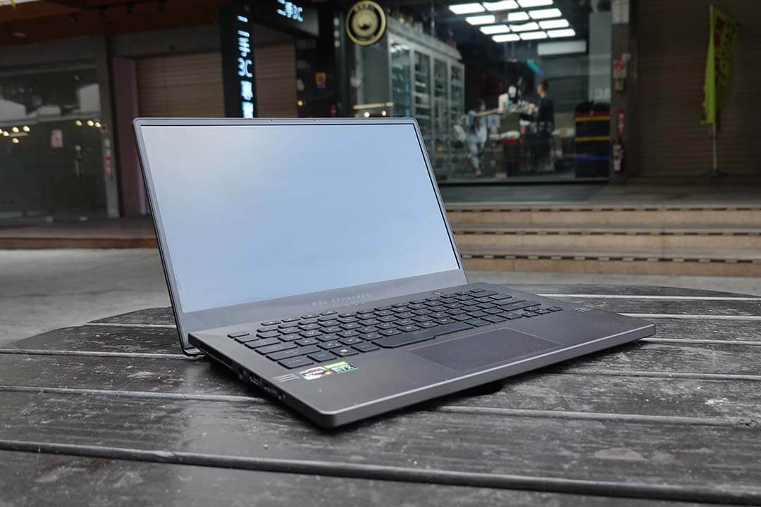 正常運作中的 ASUS 筆電實拍圖