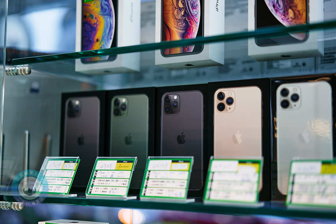 高雄 iPhone 舊換新推薦門市|價格、流程、評價一次看 青蘋果3C - 第2張圖 高雄手機回收現場|多款 iPhone 型號與盒裝陳列照