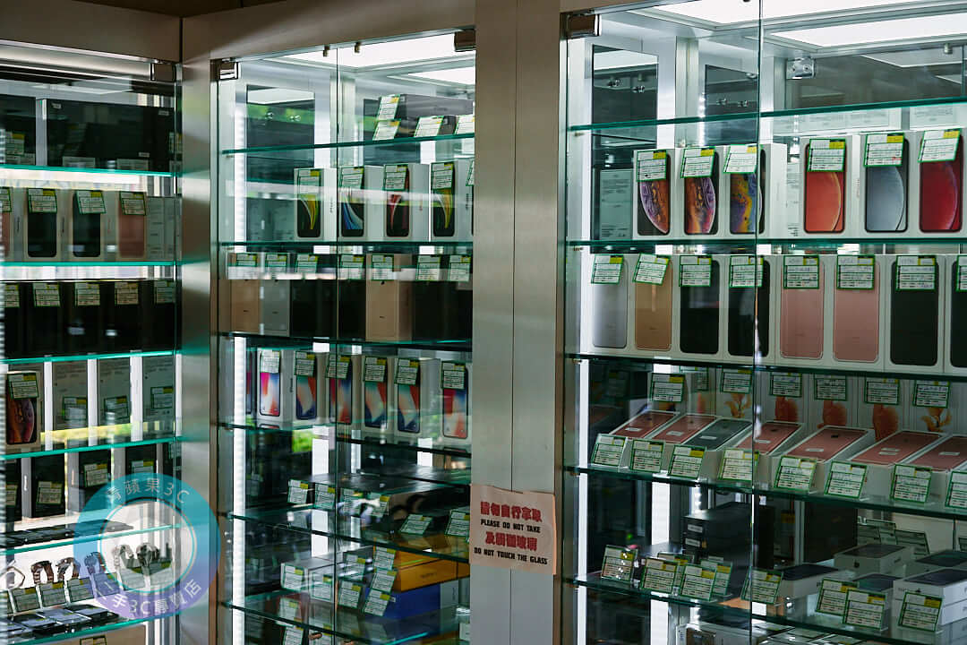 高雄 iPhone 舊換新推薦門市|價格、流程、評價一次看 青蘋果3C - 第3張圖 高雄青蘋果3C 門市環境與手機展示空間全景實拍照