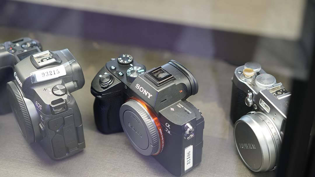 橙市3C展示的 Sony、Canon、Fujifilm 二手相機機身