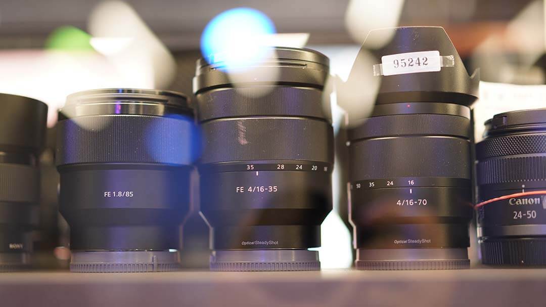 Sony FE 系列鏡頭展示，包含 16-35mm 與 85mm 規格
