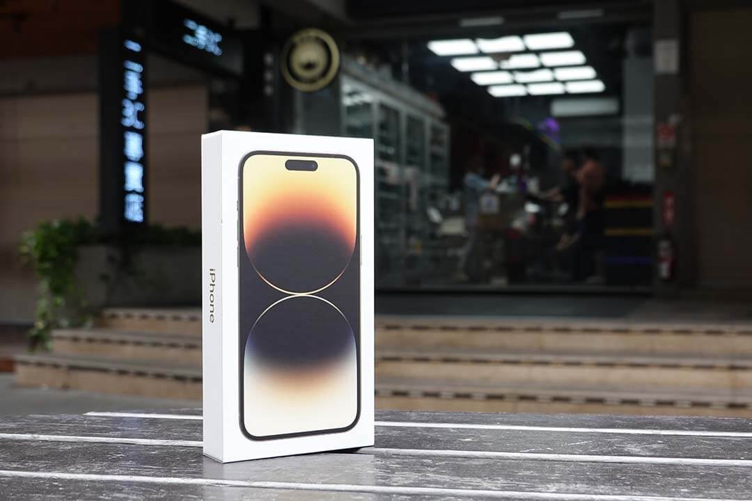 台中青蘋果3C 門市前展示金色 iPhone 盒裝實拍
