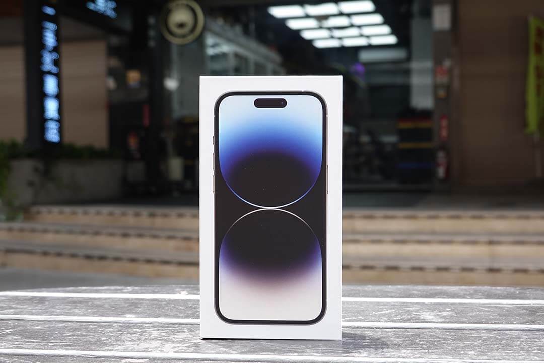 台中 iPhone 回收門市實拍，展示藍色 iPhone 外盒細節