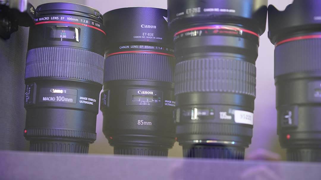 Canon 紅圈鏡頭二手展示，含 85mm 1.4 與 100mm Macro