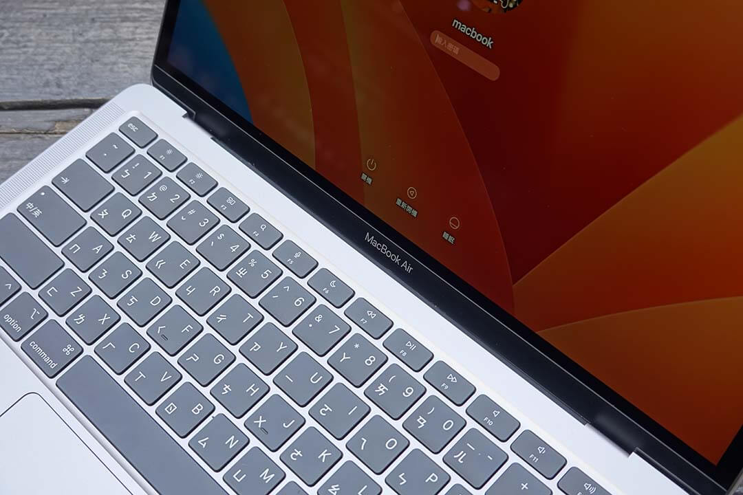 MacBook Air 鍵盤與登入畫面細節圖