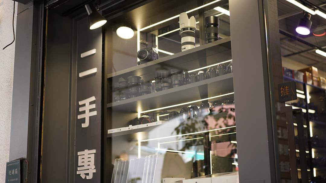 青蘋果3C門市店面外觀與展示櫃,二手相機展示畫面