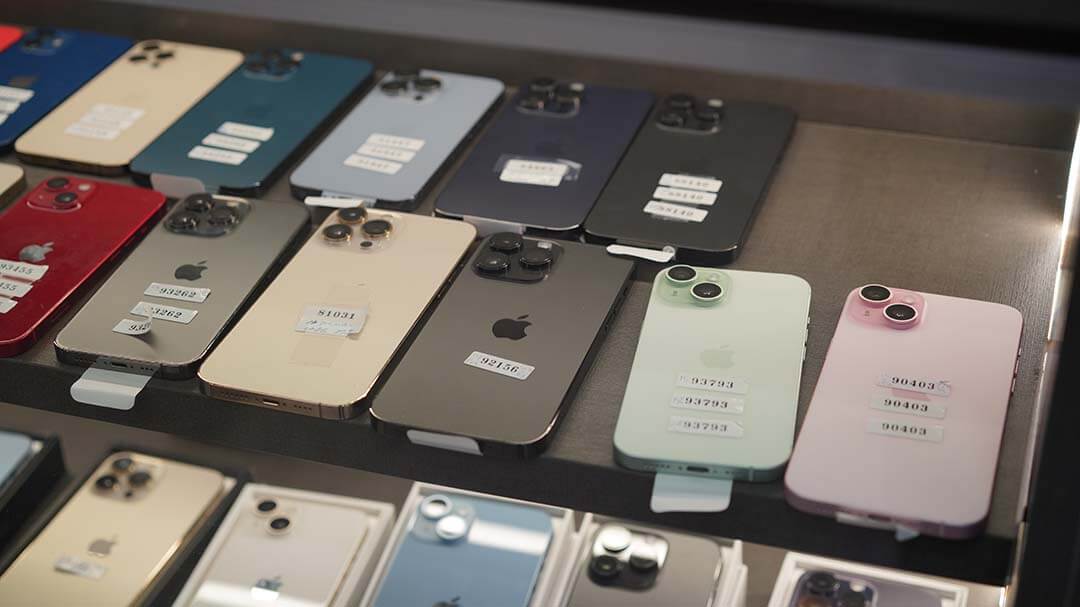 青蘋果3C店內二手 iPhone 展示櫃,型號齊全現貨多