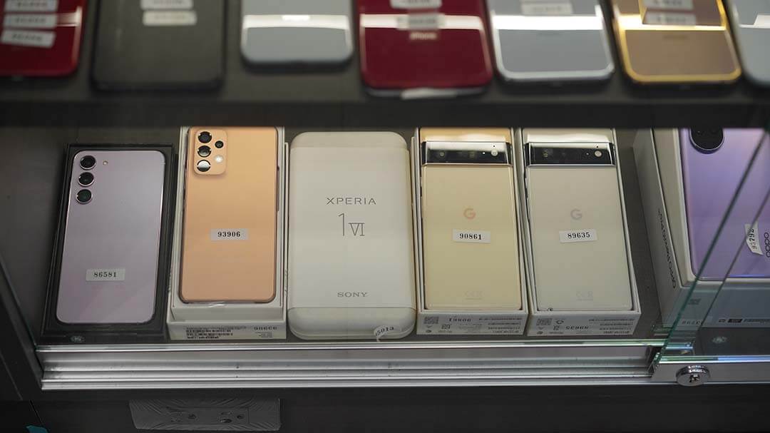 青蘋果3C展示櫃中的二手 Sony 與 Google 手機實拍