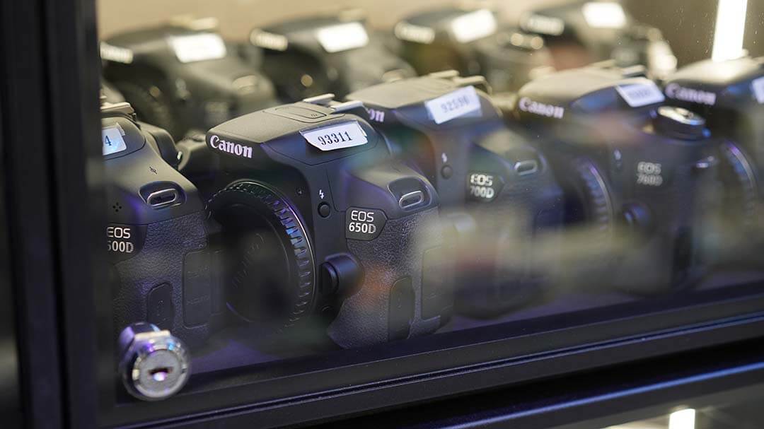 相機回收怎麼做?賣單眼與鏡頭一次搞懂 - 第2張圖 Canon EOS 650D 二手單眼相機陳列照,青蘋果3C 收購展示