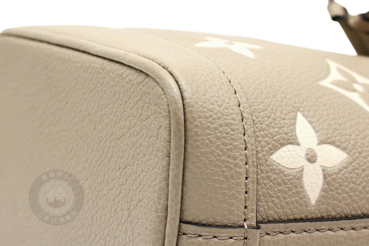 LV Nano Noé Logo 與皮革紋路細節圖
