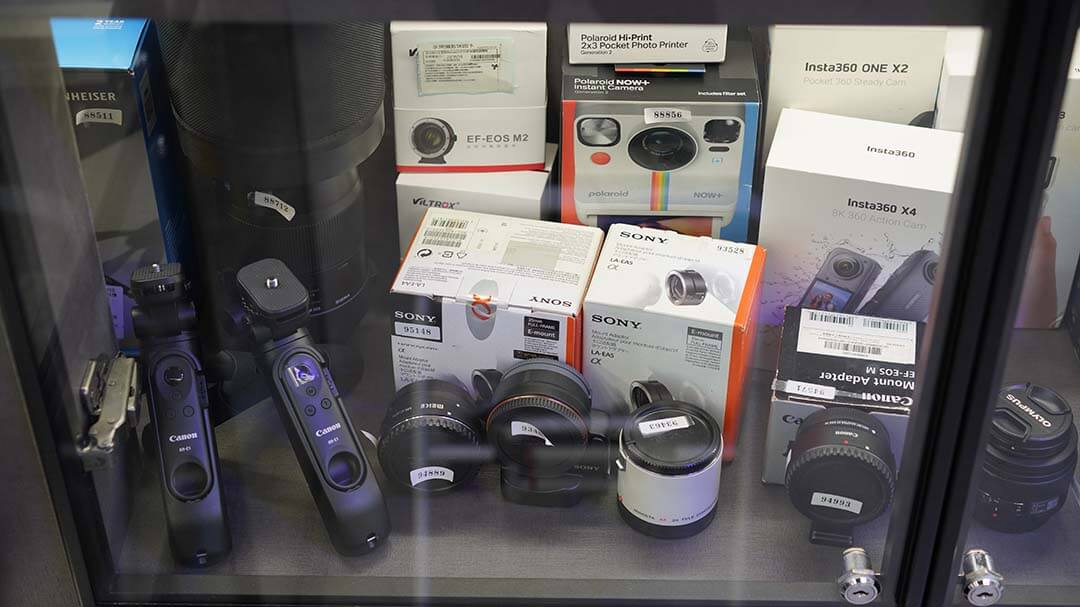 相機回收怎麼做?賣單眼與鏡頭一次搞懂 - 第4張圖 二手 Sony 鏡頭與轉接環及配件實物照,回收估價範例