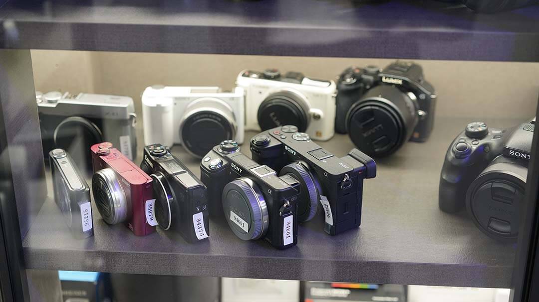 相機回收怎麼做?賣單眼與鏡頭一次搞懂 - 第5張圖 Sony、Nikon、Panasonic 二手相機混合展示櫃,收購商品實拍
