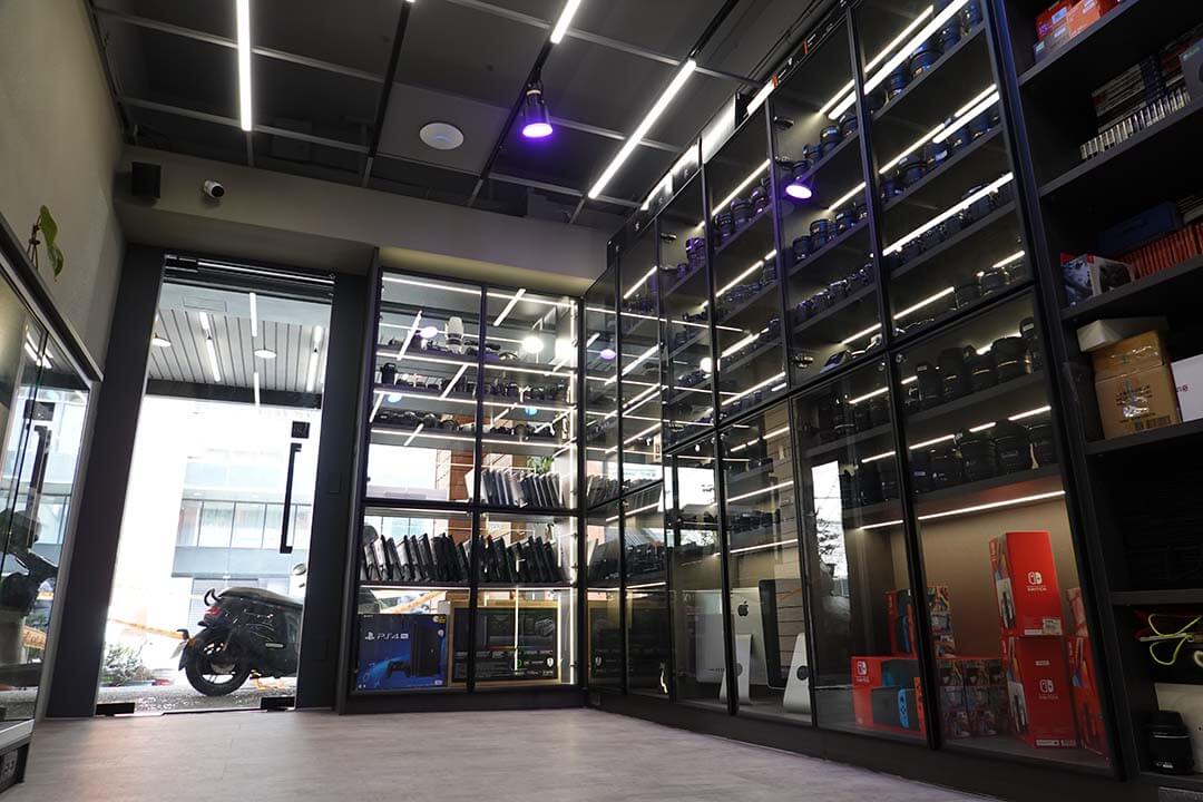 青蘋果3C門市實景，展示多款筆電、相機與 Switch 商品