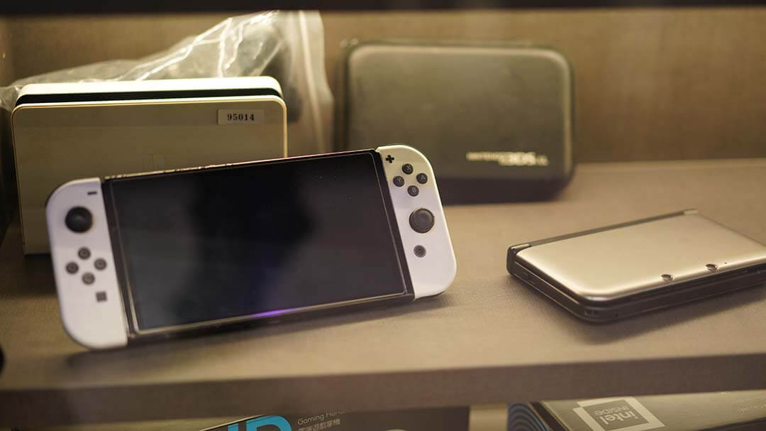 二手 Switch OLED 實機與3DS主機展示，拍攝於二手回收現場