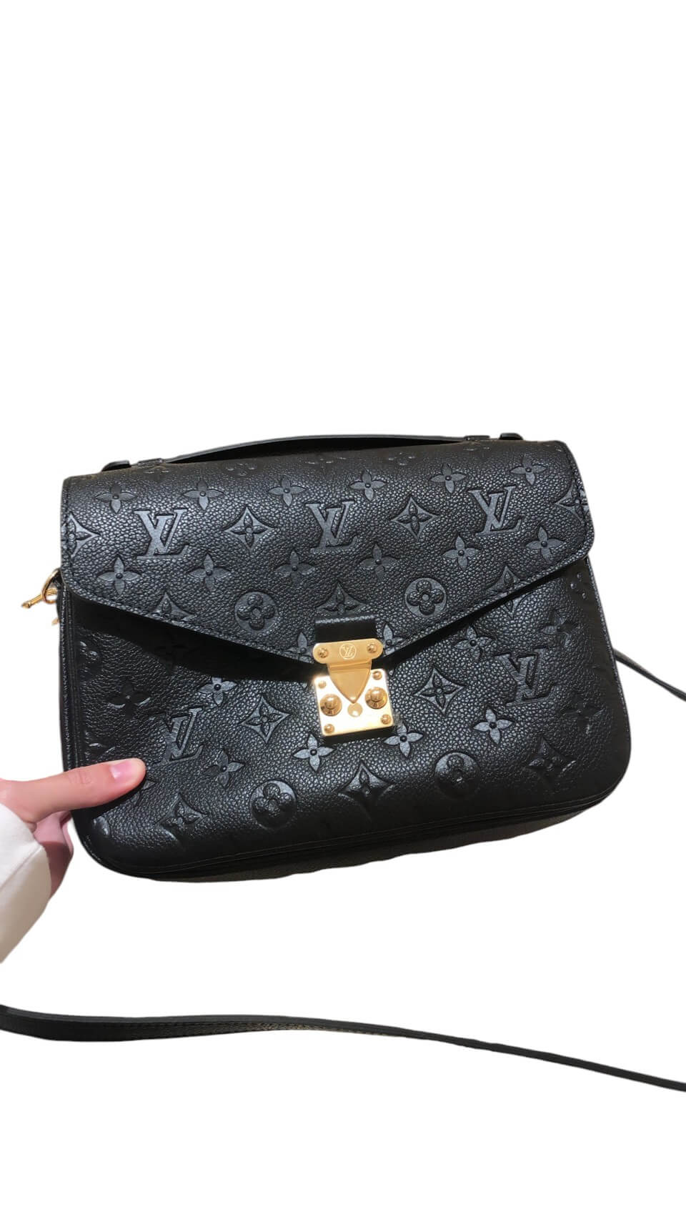 Louis Vuitton 黑色壓紋包收購|Monogram Empreinte 高價回收 - 第1張圖 青蘋果3C Louis Vuitton 黑色壓紋包收購回收 vs 質借借錢比較